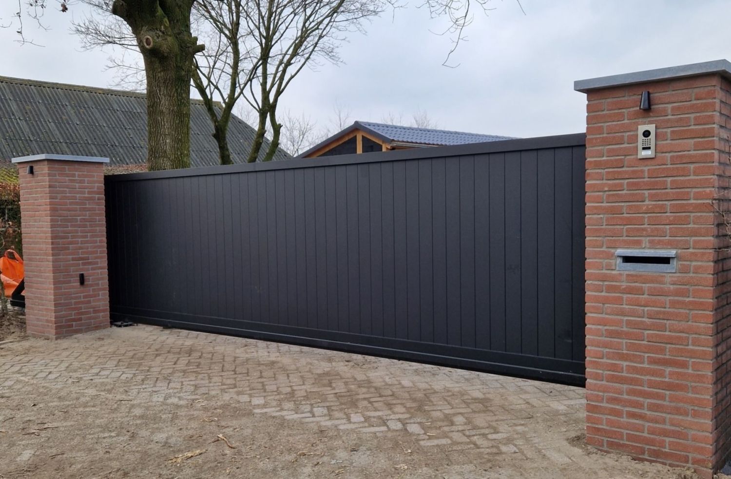 Moderne schuifpoort geheel dicht